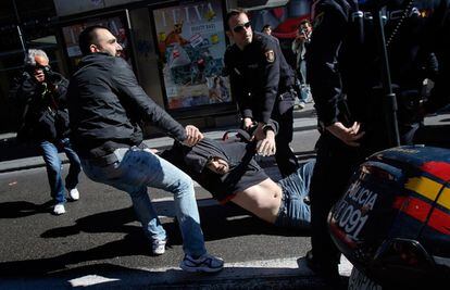Policías arrastran a un manifestante, durante la protesta en el centro de Madrid.