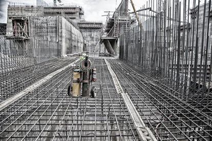 El acero estructural, en este caso acero de piso y muro.Se emplearán al final de la obra un total de 290.000 toneladas de acero.