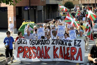 Cabecera de la manifestación convocada en julio de 2007 en Amorebieta ( Vizcaya) bajo el lema <i>Bizi osorako zigorrik ez. Presoak kalera<i></i> (Castigos de por vida no. Presos a la calle) en apoyo al preso etarra José María Sagardoy.</i>