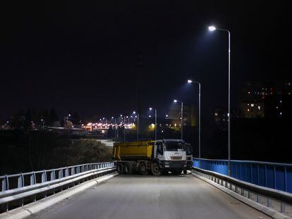 Un camión bloquea una carretera en Mitrovica, este martes en el norte de Kosovo.