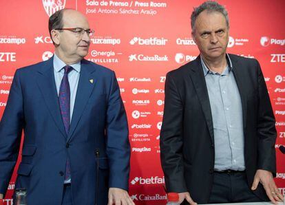 José Castro y Joaquín Caparrós, en la presentación de este último como nuevo entrenador del Sevilla.