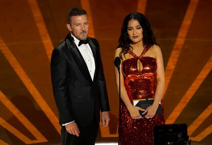 Los actores Antonio Banderas y Salma Hayek presentan el premio a la mejor película internacional.