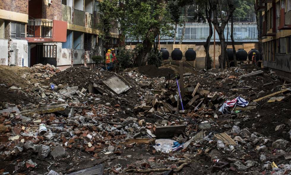 Escombros tras el sismo en la Unidad Tlalpan.