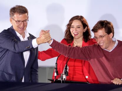 El líder del Partido Popular, Alberto Núñez Feijóo; la presidenta de la Comunidad de Madrid y candidata a la reelección, Isabel Díaz Ayuso, y el alcalde de Madrid y candidato a la reelección, José Luis Martínez-Almeida, celebran la victoria del partido en la sede nacional del PP, la madrugada de este lunes en Madrid.