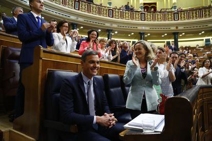 Diputados del PSOE y miembros del Gobierno aplauden al presidente del Gobierno, Pedro Sánchez, a su llegada al hemiciclo en la primera jornada del debate del estado de la nación.