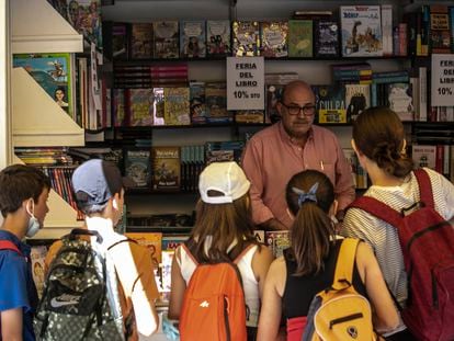 Niños en el mostrador de una caseta en la Feria del Libro de Madrid, el pasado 27 de mayo.