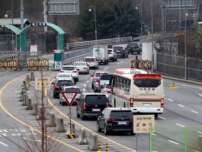 Vehículos con oficiales de Corea del Sur se dirigen hacia Kaesong, en Corea del Norte, donde se ubica la oficina de enlace entre los dos países.
