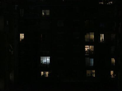 Llums en un edifici en la segona jornada laboral de confinament, el passat 17 de març.