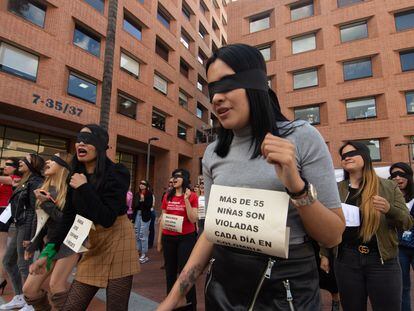 Un grupo de mujeres protestan contra la violencia de género en Bogotá, en 2019.