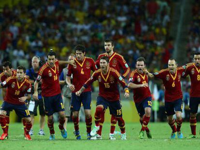 Los jugadores españoles celebran el penalti de Navas.