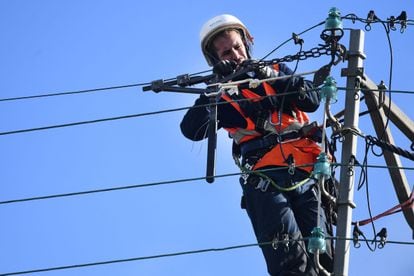 Un empleado del operador de la red eléctrica francesa, Enedis, repara una línea en Plozevet (Bretaña).