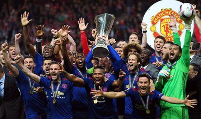 El Manchester United celebra el triunfo en la Liga Europa, ayer.