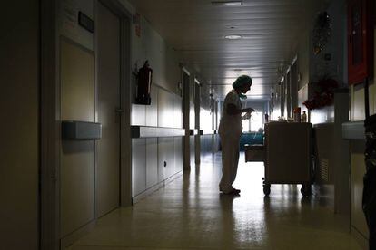 Una trabajadora sanitaria en un hospital de Madrid