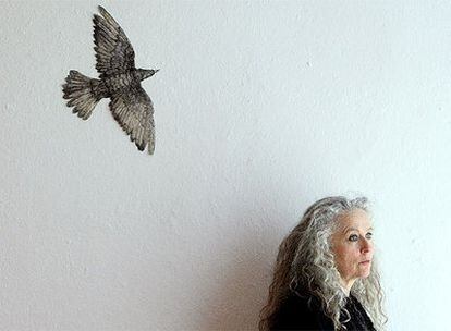 La artista estadounidense Kiki Smith, en la Fundación Miró de Barcelona junto a una de sus obras.