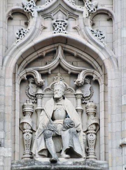 Retrato del emperador Carlos V en la fachada principal del Ayuntamiento de Malinas, que ocupa el edificio de la antigua lonja de paños en la plaza Grote Markt. 