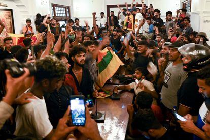 Miles de manifestantes antigubernamentales irrumpieron en la oficina del primer ministro de Sri Lanka, Ranil Wickremesinghe, este miércoles, horas después de que fuera nombrado como presidente interino tras la huida del presidente Gotabaya Rajapaksa, a bordo de un avión militar con destino a Maldivas.