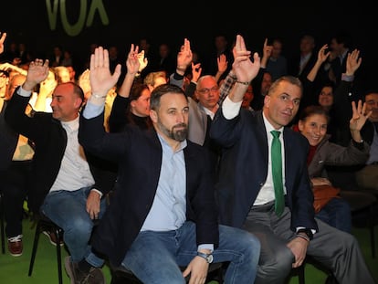 Santiago Abascal, con barba, junto a Javier Ortega Smith, el pasado día 7 en la plaza de Vistalegre (Madrid).