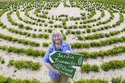 Laurie Dennet, ante el laberinto que todavía crece en su jardín de A Lagúa (Pedrafita do Cebreiro).