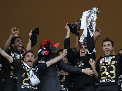 Los jugadores del Academica celebran la Copa de Portugal.