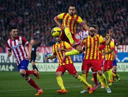 Xavi controla el balón ante Villa