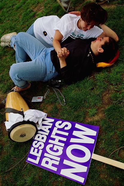 Tras participar en la Marcha de Washington por los derechos LGTB en 1993, esta pareja tumbada en la hierba reclamaba derechos para las lesbianas.