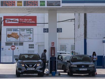 Conductores repostan en una gasolinera de Sevilla.
