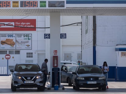 Conductores repostan en una gasolinera de Sevilla.