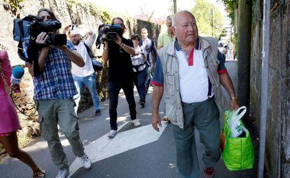 El histórico narcotraficante Manuel Charlín a su salida del juzgado después de ser puesto en libertad con cargos.