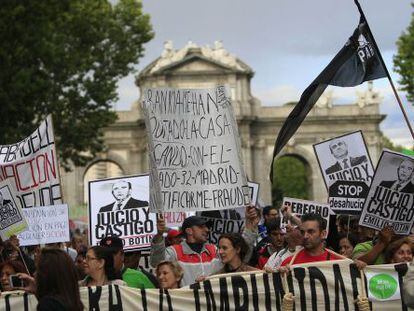 Manifestaci&oacute;n contra los desahucios en la puerta de Alcal&aacute;, en Madrid.
