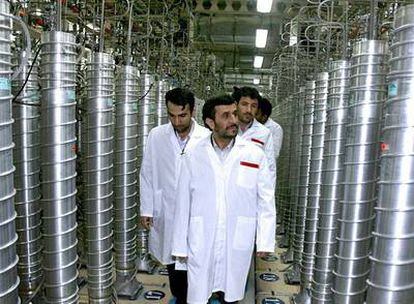 El presidente iraní, Mahmud Ahmadinejad, visita la planta de enriquecimiento de uranio de Natanz en abril de 2008.