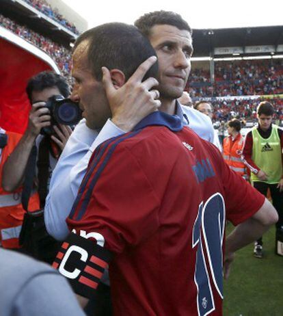 Gracia consuela a Puñal tras el descenso de Osasuna.