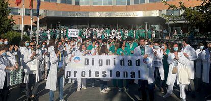 Decenas de médicos protestan en la entrada del Hospital 12 de Octubre.