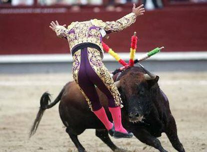 El matador Antonio Ferrera sale de uno de los  pares de banderillas que colocó a uno de sus dos astados.