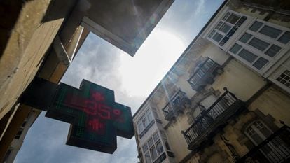 Un termómetro marca 35 grados en una calle de Reinosa (Cantabria).