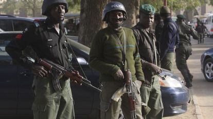 Polic&iacute;as armados vigilan la ciudad de Kano.  