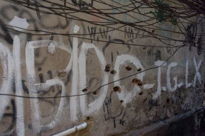 Agujeros de bala en una pared en la favela de Jacarezinho.