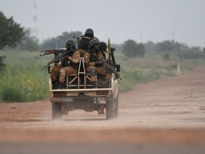 Fuerzas de seguridad de Burkina Faso patrullan en Uagadugú, capital del país, en septiembre de 2015.