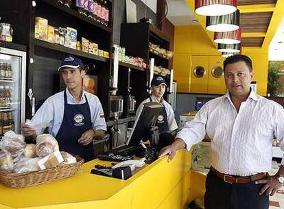 José Humberto Rodríguez, en su panadería de la calle de Embajadores.