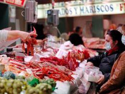 Vista general de un puesto de pescados y mariscos en el Mercado Central de Valencia.