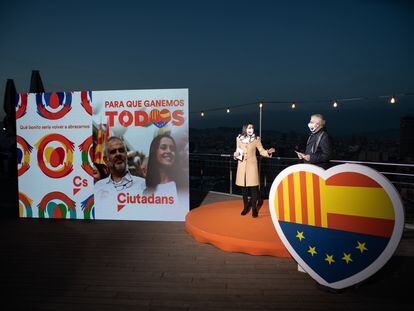 La presidenta de Ciudadanos, Inés Arrimadas, y el candidato de Cs a la Presidencia de la Generalitat, Carlos Carrizosa, en el acto de inicio de la campaña electoral para los comicios del 14 de febrero, en Barcelona.