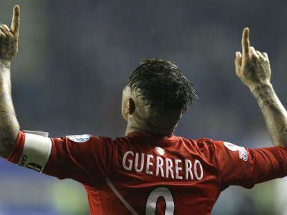 Paolo Guerrero celebra su tercer gol frente a Bolivia.