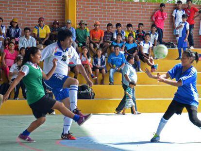 Morales juega al fútbol tras votar en las elecciones de este domingo.