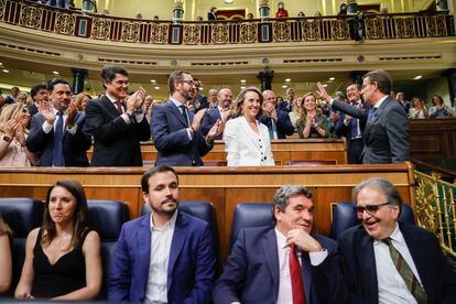 El líder del PP, Alberto Núñez Feijóo es aplaudido por su grupo parlamentario a su llegada al Congreso. En primera fila, los ministros Irene Montero, Alberto Garzón, José Luis Escrivá y Joan Subirats. 