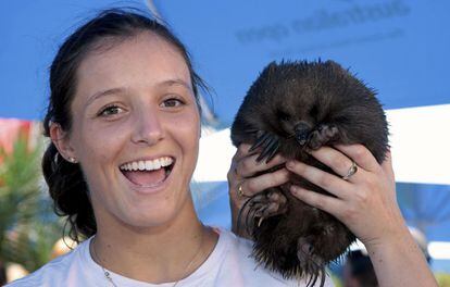 La tenista británica Laura Robson of Britain sostiene un animal nativo de Australia conocido como un equidna durante un acto publicitario para el próximo Abierto de Australia en Melbourne Park.