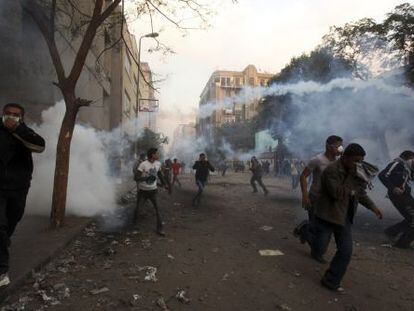 Manifestantes huyen del gas lacrim&oacute;geno lanzados por la polic&iacute;a.