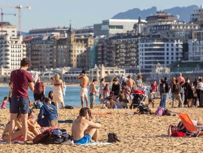 Gente bañándose en la playa de Ondarreta de San Sebastián el día de Año Nuevo, cuando la máxima fue de 25,1º frente a los 13º que debían marcar los termómetros.
