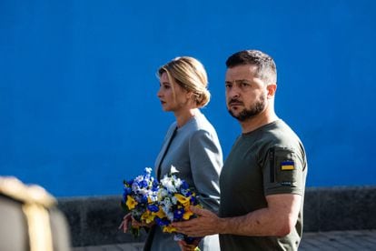 Volodímir Zelenski y su esposa, Olena, asisten a una ceremonia de conmemoración del Día de la Independencia de Ucrania, este miércoles.