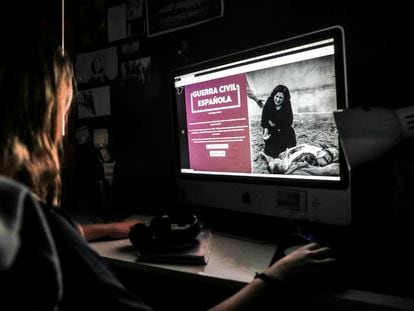 Una mujer consulta en su ordenador la web del Museo Virtual de la Guerra Civil Española.