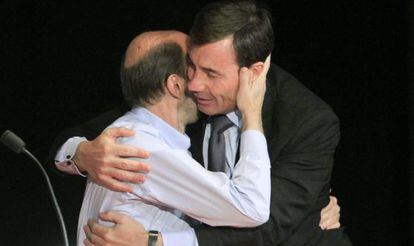 Alfredo Pérez Rubalcaba, abraza a Tomás Gómez hoy en Madrid.