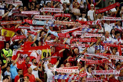 Aficionados del Sevilla FC instantes antes del comienzo del partido. 